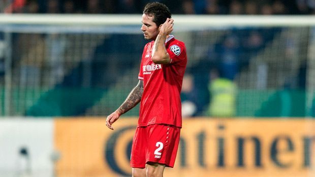 
                <strong>Leon Andreasen (Hannover 96)</strong><br>
                Leon Andreasen (Hannover 96): Der Däne in Reihen der Niedersachsen kämpfte sich in den zurückliegenden Jahren durch ein einziges Verletzungs-Martyrium. Zwischenzeitlich musste er wegen Leistenproblemen sogar zwei Jahre lang auf eine Rückkehr in die Bundesliga warten. Bitter: Kurze Zeit später zog sich Andreasen dann auch noch einen Kreuzbandriss zu und fehlte wieder über ein halbes Jahr.
              