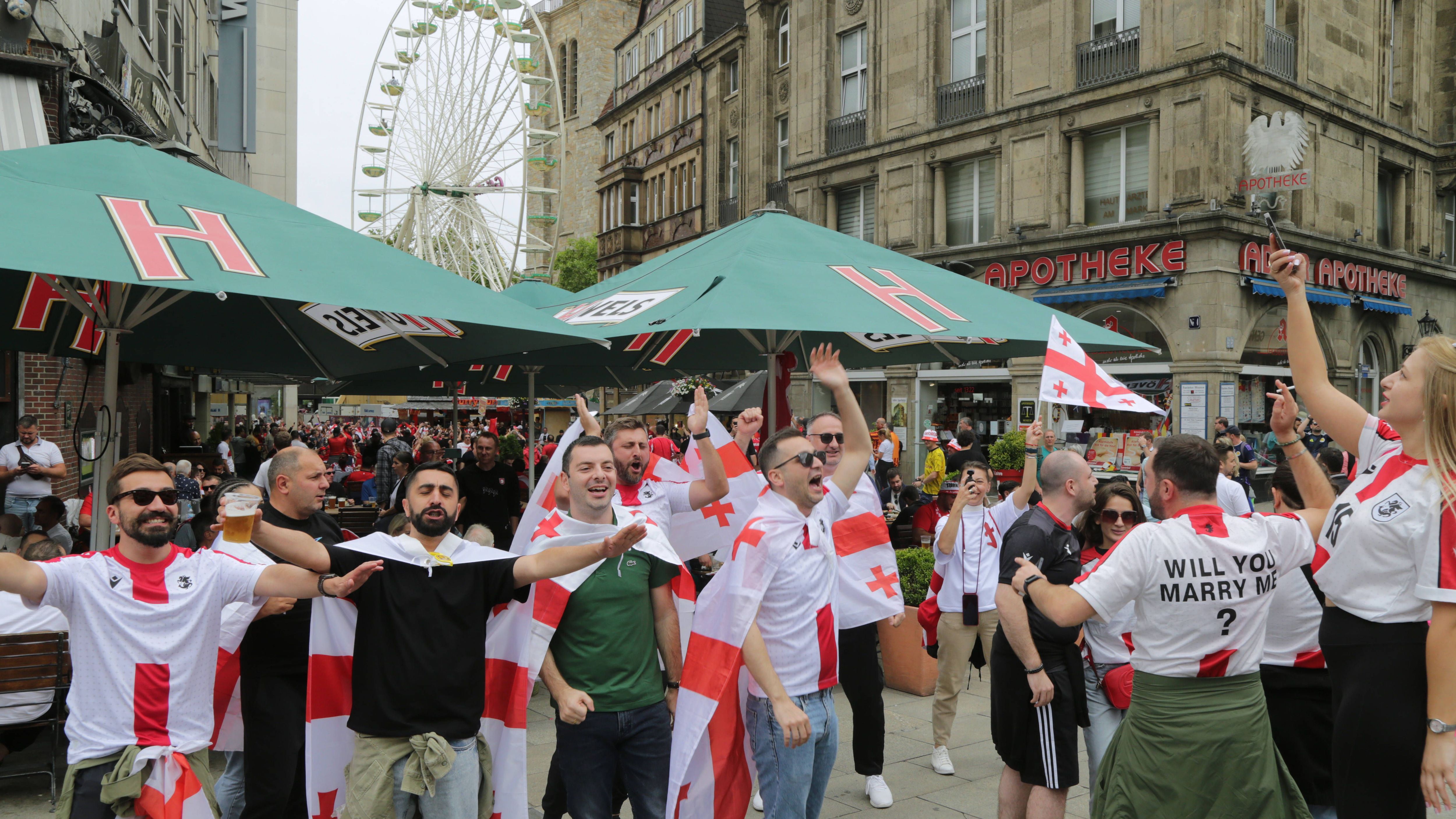 <strong>Fan-Zones bleiben geschlossen</strong><br>Auch die georgischen Fans sind zahlreich vor Ort - suchen aber teilweise den Weg in die Innenstadt. Denn die Fan-Zones bleiben aufgrund einer Unwetter-Warnung geschlossen.