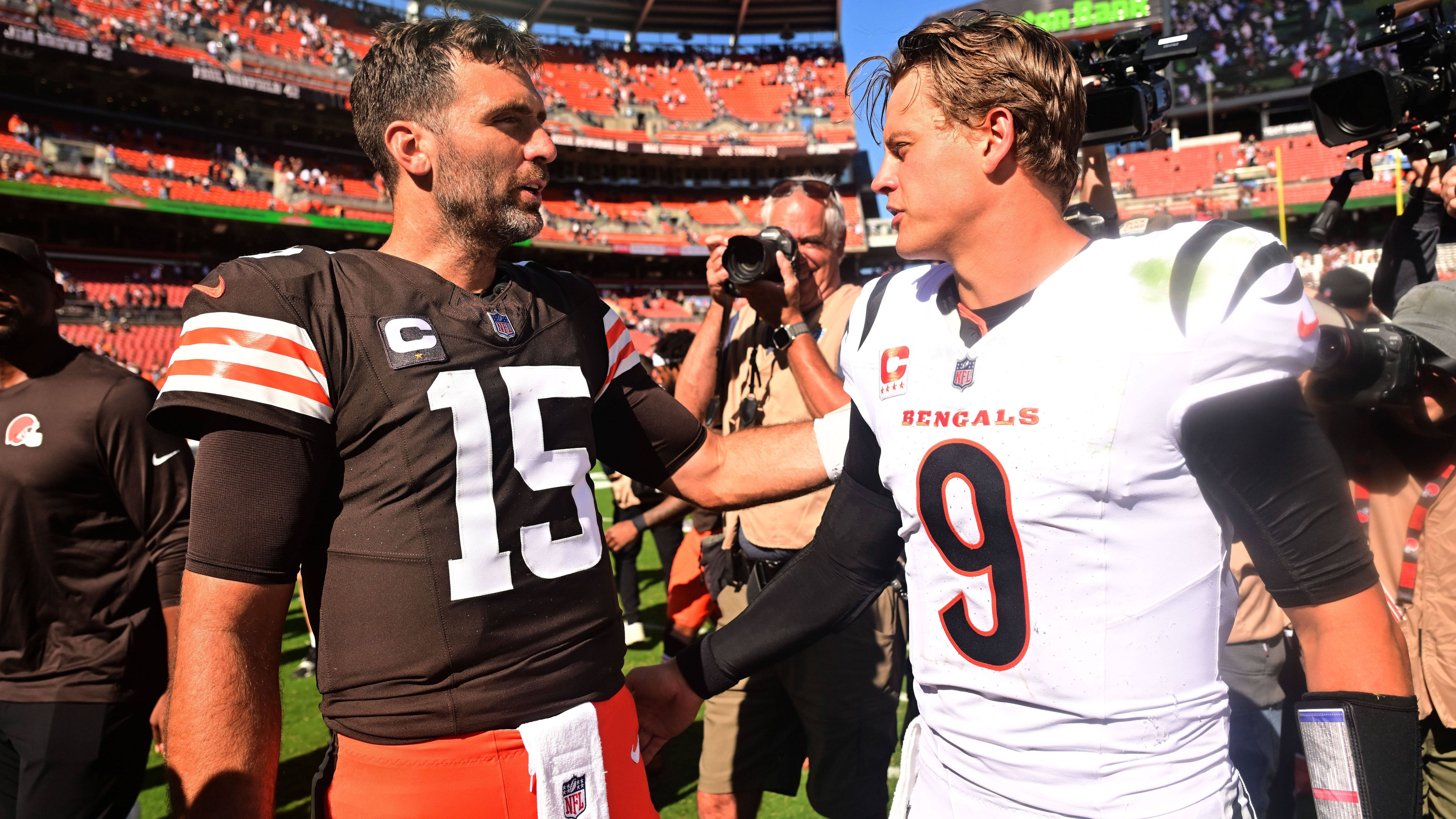 <strong>Cincinnati Bengals</strong><br>Nachdem Jake Browning bei der 24:37-Niederlage gegen die Detroit Lions drei Interceptions warf, kam es bei den Bengals zum Quarterback-Beben. Mike White wurde aus dem Practice Squad gestrichen und Joe Flacco vom Rivalen aus Cleveland geholt. Head Coach Zac Taylor bestätigte den erfahrenen Spielmacher nun als Starter gegen Green Bay in Week 6. Kurios: Am 3. Spieltag hatte Flacco die Packers mit den Browns bereits besiegt.<br>• Starter: Joe Flacco (#15 im Bild)<br>• Backup: Jake Browning<br>• Practice Squad: Sean Clifford, Brett Rypien<br>• Verletzt: Joe Burrow (#9 im Bild)
