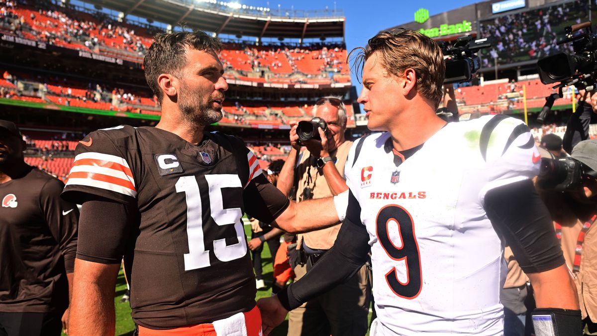 NFL, American Football Herren, USA Cincinnati Bengals at Cleveland Browns Sep 7, 2025; Cleveland, Ohio, USA; Cleveland Browns quarterback Joe Flacco (15) and Cincinnati Bengals quarterback Joe Burr...