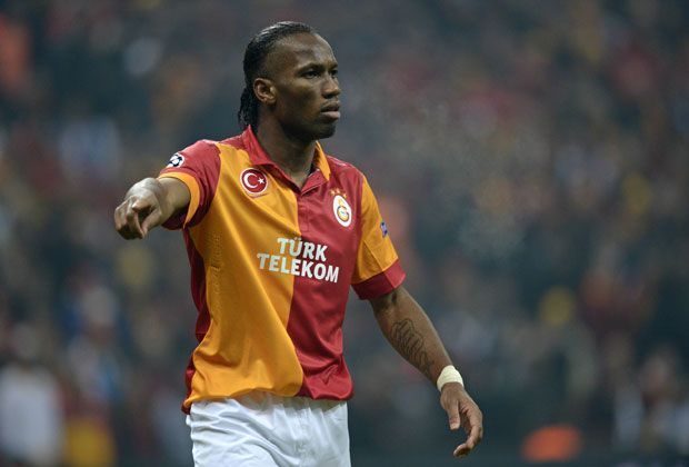 
                <strong>ST: Didier Drogba</strong><br>
                Einer der besten Freunde von Salomon Kalou: Didier Drogba. Spielten in der Nationalmannschaft der Elfenbeinküste sehr lange zusammen, so wie bei Chelsea.
              