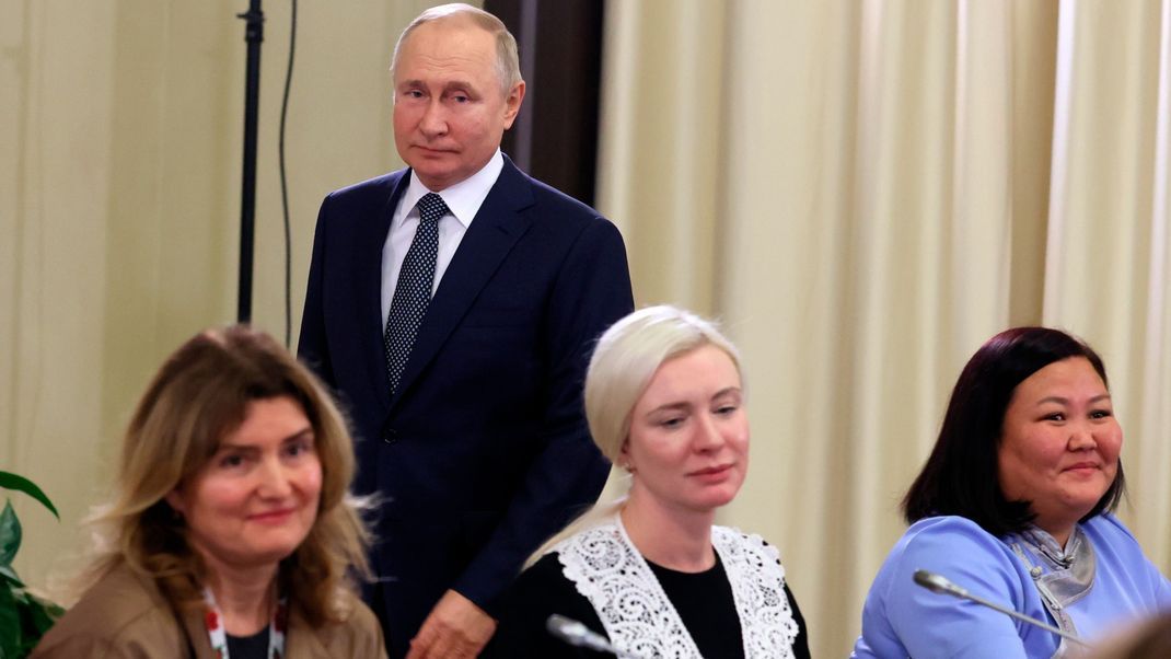 Putin trifft Mütter toter Soldaten.