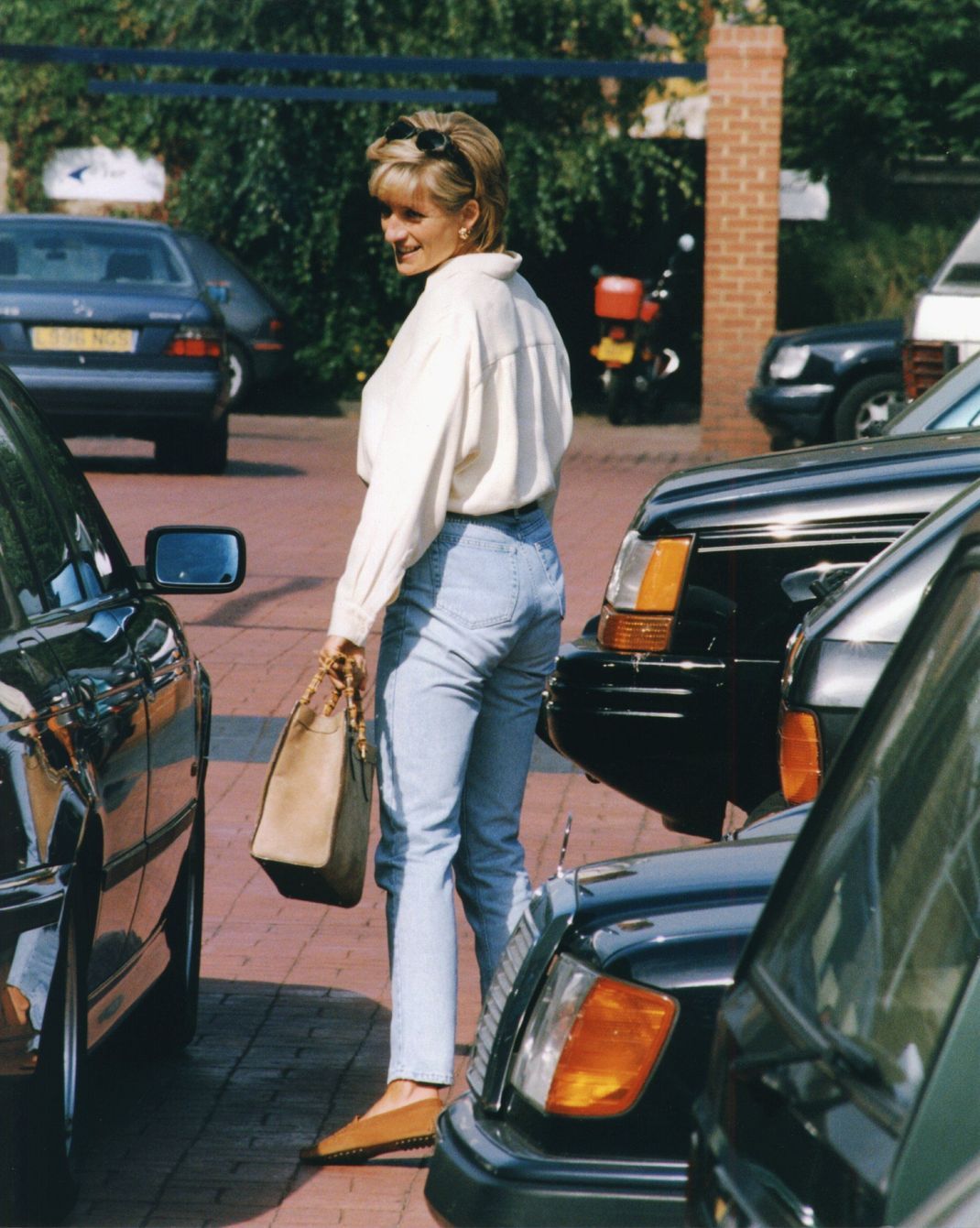 1996 wurde Lady Diana auf dem Parkplatz ihres Fitnessstudios mit ihrer heißgeliebten Gucci-Tote-Bag gesichtet, die später nach ihr benannt wurde.