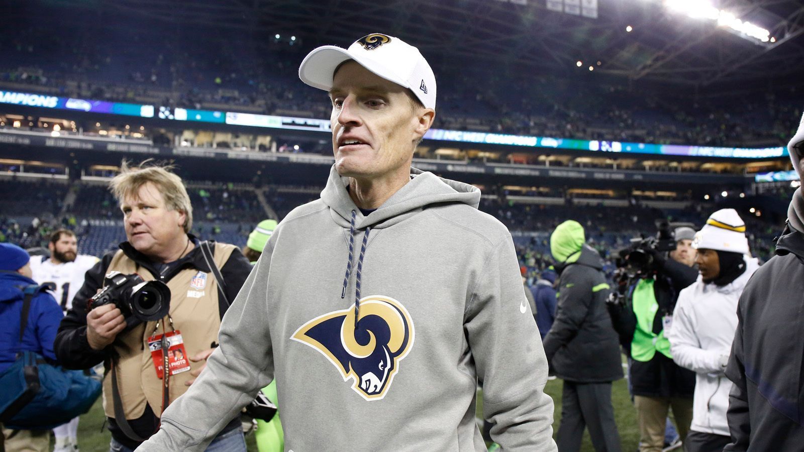 
                <strong>John Fassel - Special Teams Coordinator (L.A. Rams)</strong><br>
                Der 45-Jährige ist der Vorgänger seines jetzigen Chefs Sean McVay. Fassel war 2016 als Interimstrainer der Rams ernannt worden. Einen Tag, nachdem McVay den Job übernommen hatte, bot er ihm an, im Coaching Staff zu bleiben. Fassel nahm an und ist seither Special Teams Coordinator. Eine Tätigkeit, die er schon in seiner Zeit bei den Oakland Raiders innehatte. Dort hatte er Sebastian Janikowski, Shane Lechler und Jon Condo 2012 in den Pro Bowl verholfen. In dieser Saison kann er mit seinen Spielern zufrieden sein. In der Regular Season gelangen unter anderem die drittmeisten Field Goals.
              