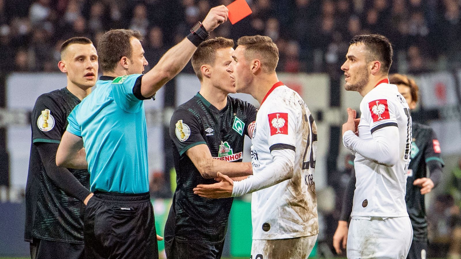 <strong>Filip Kostic (Eintracht Frankfurt, vier DFB-Pokalspiele gesperrt)</strong><br>Frankfurtserreichte durch einen 2:0-Sieg über Werder Bremen das Halbfinale des DFB-Pokals 2020. Einziger Wermutstropfen: Filip Kostic (re.) flog kurz vor Spielende wegen einer Attacke gegen das Wadenbein von Bremens Ömer Toprak mit glatt Rot vom Platz. Die Folge war, dass er für vier DFB-Pokalspiele gesperrt wurde.
