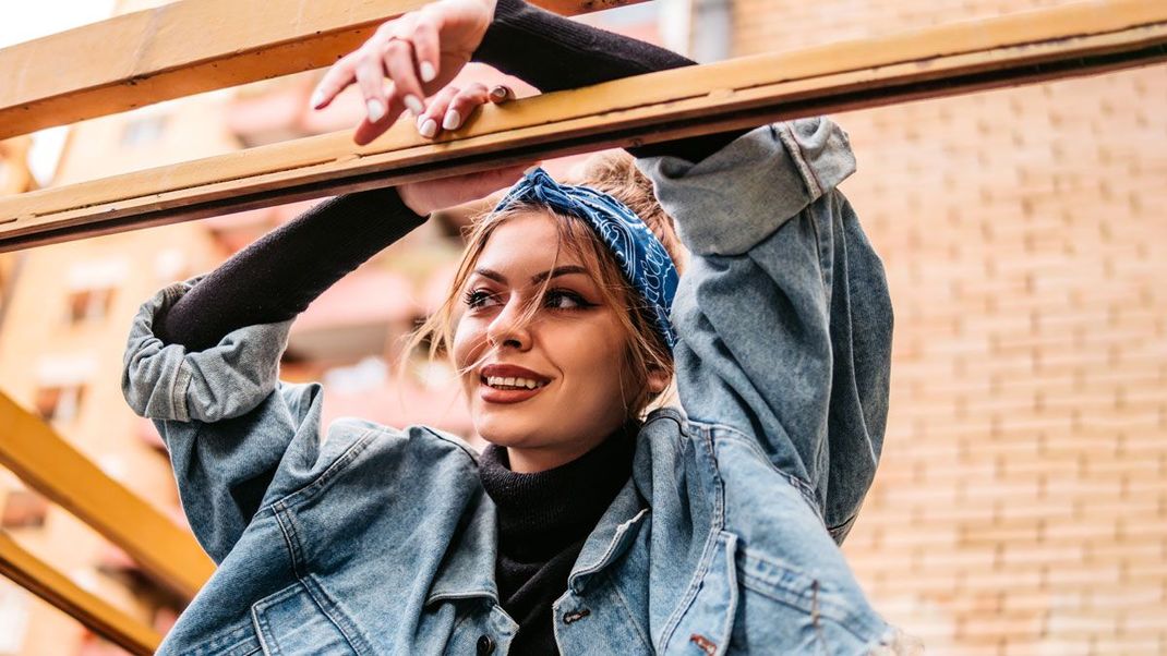 Der Oversized-Look ist zwar angesagt, aber ihr solltet ein paar Styling-Hacks beachten: Kombiniert die Jeansjacke mit körperbetonten Fashion-Pieces.