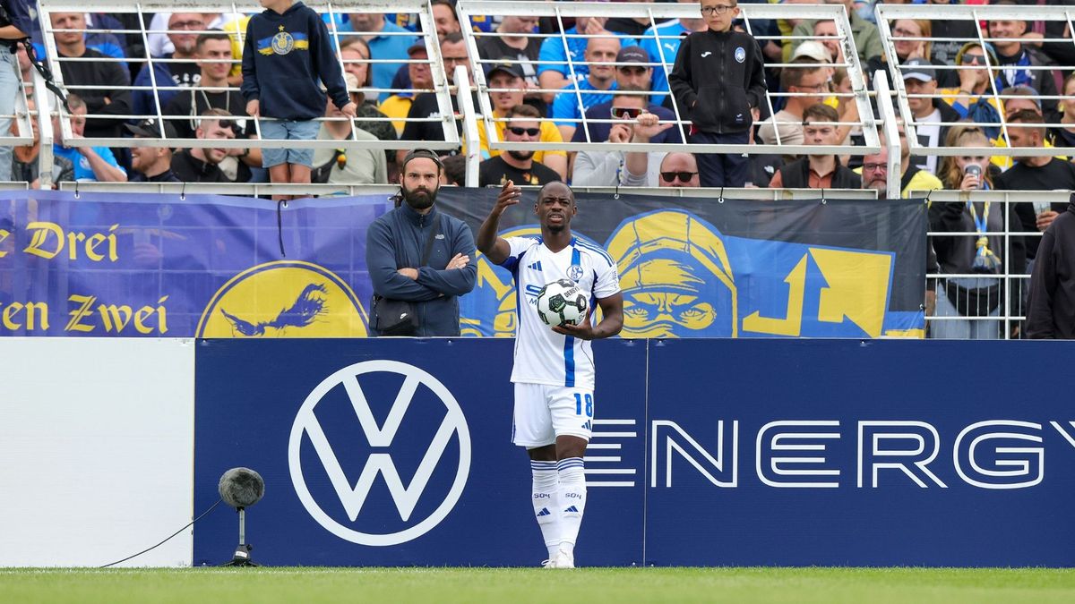 Antwi-Adjei wird bei einem Einwurf rassistisch beleidigt