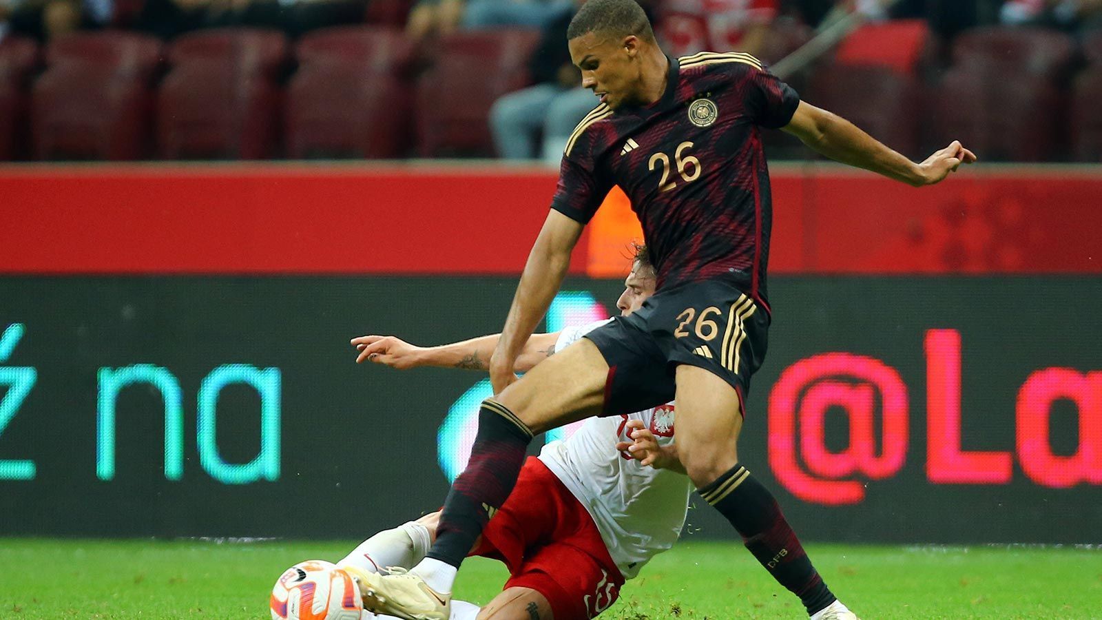 
                <strong>Malick Thiaw (Innen) </strong><br>
                Für Insider kam die Klasseleistung des Ex-Schalkers gegen Polen nicht ganz so überraschend. Denn der 21-Jährige besitzt herausragende Anlagen und hat bei der AC Mailand nochmal einen Riesensprung gemacht. Wer bei einem internationalen Topklub regelmäßig zum Einsatz kommt, muss auch in der Nationalmannschaft spielen. Zumal die Zweifel an den Dortmundern Niklas Süle und Nico Schlotterbeck berechtigt und auch bei Flick offenbar vorhanden sind. 
              