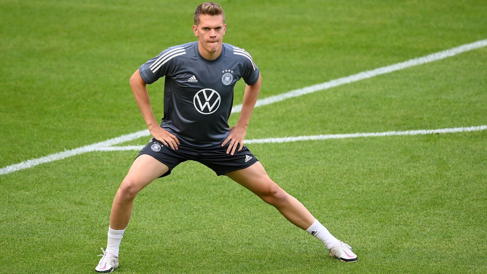 
                <strong>Matthias Ginter</strong><br>
                Kommt in der 62. Minute für Leroy Sane und rückt in die Defensive. Keine auffälligen Aktionen bis zum Spielende. ran-Note 3
              