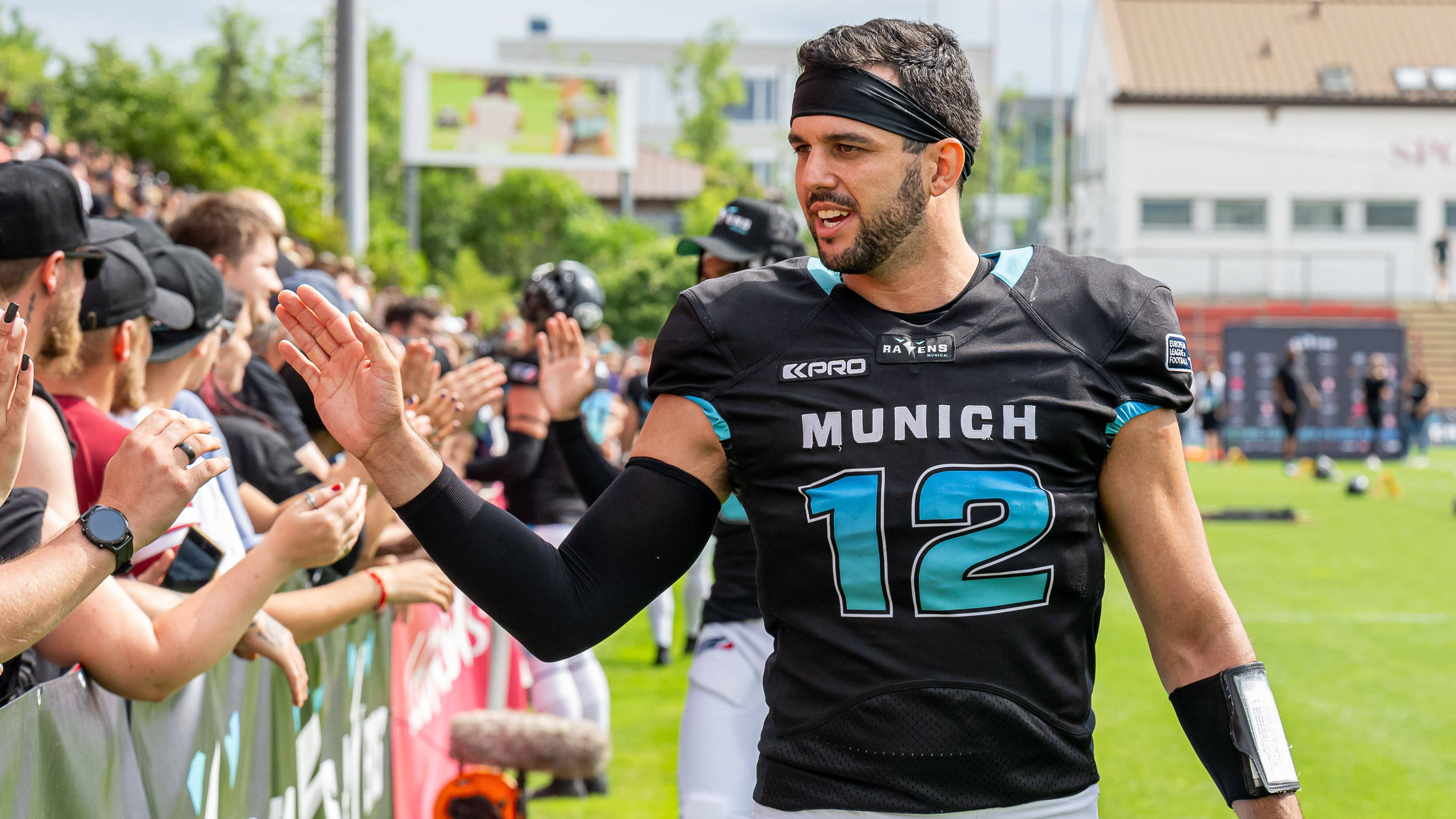 <strong>Chad Jeffries (Munich Ravens)</strong><br>- 31 Jahre alt, aus Kalifornien <br>- Nach einem Jahr in der GFL in Marburg fünf starke Jahre für die Danube Dragons (Österreich), bevor er seit 2023 die Munich Ravens anführt und vom ersten Spiel an begeistert<br>- An der Uni in San Diego kommt er 2011/2012 nicht zum Zug, danach ist er die Hälfte seiner drei Jahre an der Azusa Pacific University (bei Los Angeles Starter). Dort erzielt er 29 Mal (37 Touchdowns).