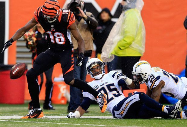 
                <strong>San Diego Chargers, Defense</strong><br>
                Die große Baustelle San Diegos ist die Defense. Die Verteidigung lässt sich - wie bei den Broncos - häufig überlaufen. Die Cornerbacks gelten als Achillessehne. Im Dezember hielt die Verteidigung die Broncos in Denver immerhin bei 20 Punkten (27:20)
              