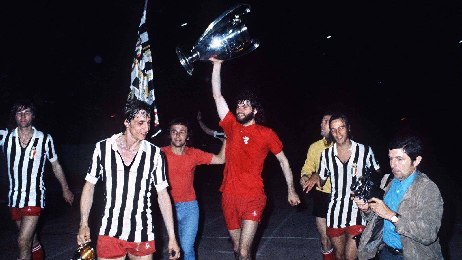 
                <strong>Ajax Amsterdam (1972)</strong><br>
                Rund um den legendären Johan Cruyff bildete Ajax Amsterdam Anfang der 1970er Jahre die dominanteste Mannschaft im Weltfußball. Zwischen 1971 und 1973 gewannen sie drei Mal in Folge den Europapokal der Landesmeister. Das Triple feierten sie allerdings lediglich 1972. In der Saison darauf fehlte der Pokalsieg zum erneuten Titel-Hattrick. 1973 verließ Cruyff Amsterdam und wechselte zum FC Barcelona. Daraufhin gewann Ajax bis 1977 keinen Titel mehr.  
              