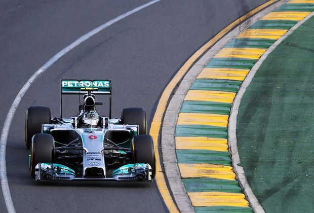 
                <strong>Großer Preis von Australien - das Rennen</strong><br>
                Und er dreht einsam seine Runden: Nico Rosberg. Der Mercedes-Pilot hat beim ersten Auftritt des Jahres ein verlässliches Auto und fährt dem Sieg relativ entspannt entgegen.
              