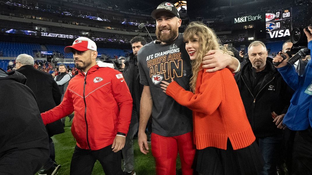 Taylor Swift und Travis Kelce nach dem Einzug der Kansas City Chiefs in das Endspiel der NFL: Den Super-Bowl.
