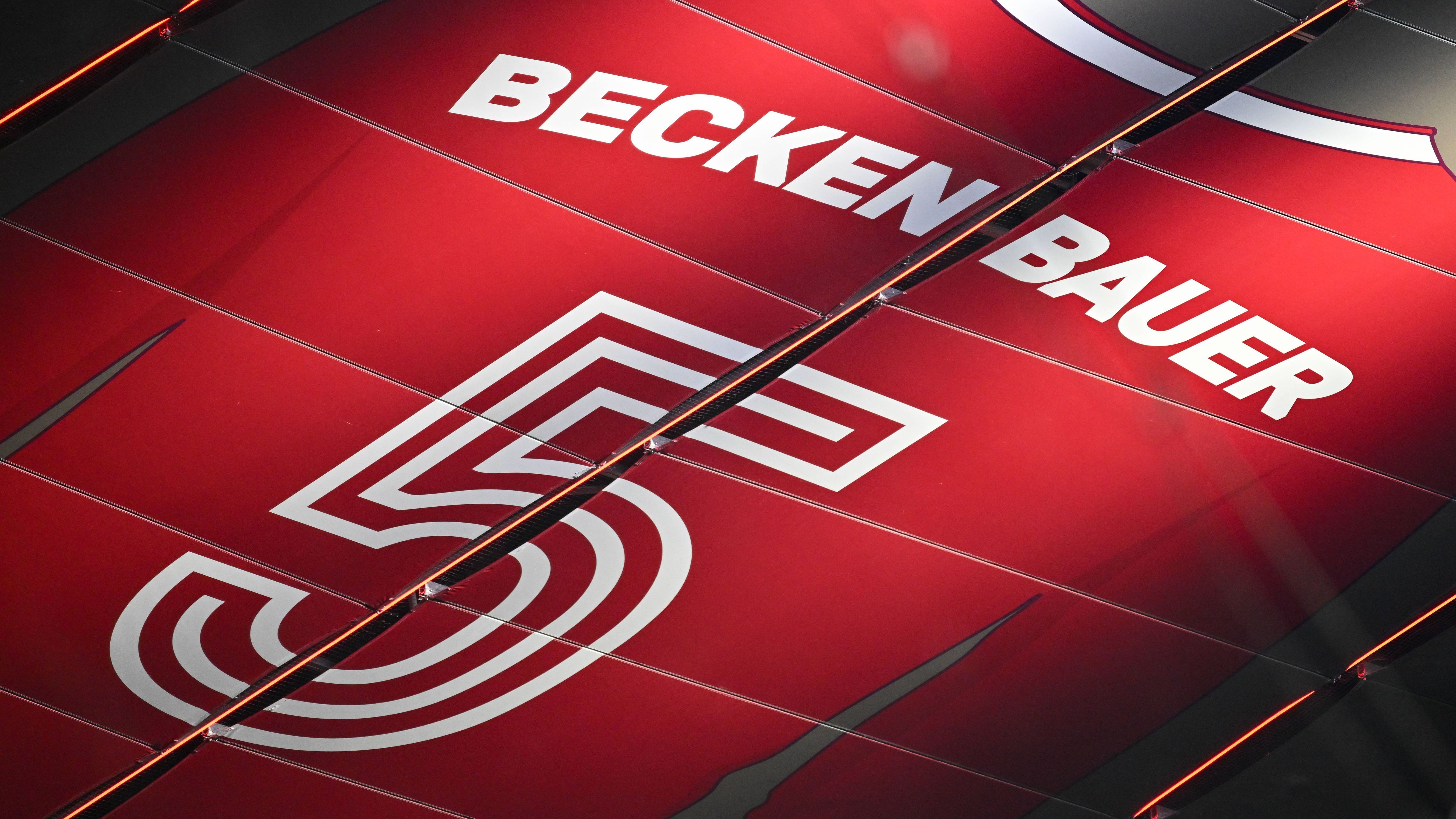 <strong>8. (geteilt) Franz Beckenbauer (78 †) mit 19 Titeln<br></strong><strong>Gewonnene Titel:</strong> 1x Weltmeister (1974); 1x Europameister (1972); 3x Europapokal-der-Landesmeister-Sieger (1974, 1975, 1976); 5x Deutscher Meister (1969, 1972, 1973, 1974, 1982); 4x Deutscher Pokalsieger (1966, 1967, 1969, 1971); 1x Europapokal-der-Pokalsieger-Sieger (1967); 1x Weltpokalsieger (1976); 3x NASL Soccer Bowl Champion (1977, 1978, 1980)<br><strong>Position</strong>: Libero<br><strong>Vereine</strong>: FC Bayern München, New York Cosmos, Hamburger SV