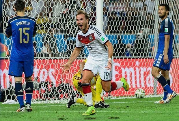 
                <strong>13.7.2014: Deutschland - Argentinien 1:0</strong><br>
                1954, 1974, 1990, 2014: Deutschland ist zum vierten Mal Fußball-Weltmeister. Im Finale gegen Argentinien muss das Team von Trainer Joachim Löw in die Verlängerung, ehe der eingewechselte Mario Götze das Spiel mit seinem Tor entscheidet. 
              