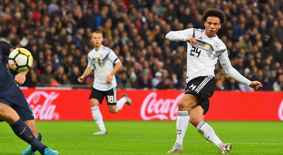 
                <strong>Leroy Sane</strong><br>
                Der beste deutsche Offensivspieler auf dem Platz, ließ aber wie alle Spieler im zweiten Durchgang nach. Trotzdem deutlich auffälliger als Draxler, seinem Pendant auf der rechten Seite. Riesenchance nach sieben Minuten. Mit etwas Glück an Maguire vorbei, doch sein Schuss ging nur ans Außennetz. Traf in der 20. Minute mit einem Distanzschuss nur die Unterkante der Latte und verpasste nach der Werner-Chance im Nachschuss den Treffer (22.). Durch sein Tempo und Ballsicherheit eine echte Waffe, nur der Torerfolg fehlte. Hatte nach 86 Minuten Feierabend. ran-Note: 2
              