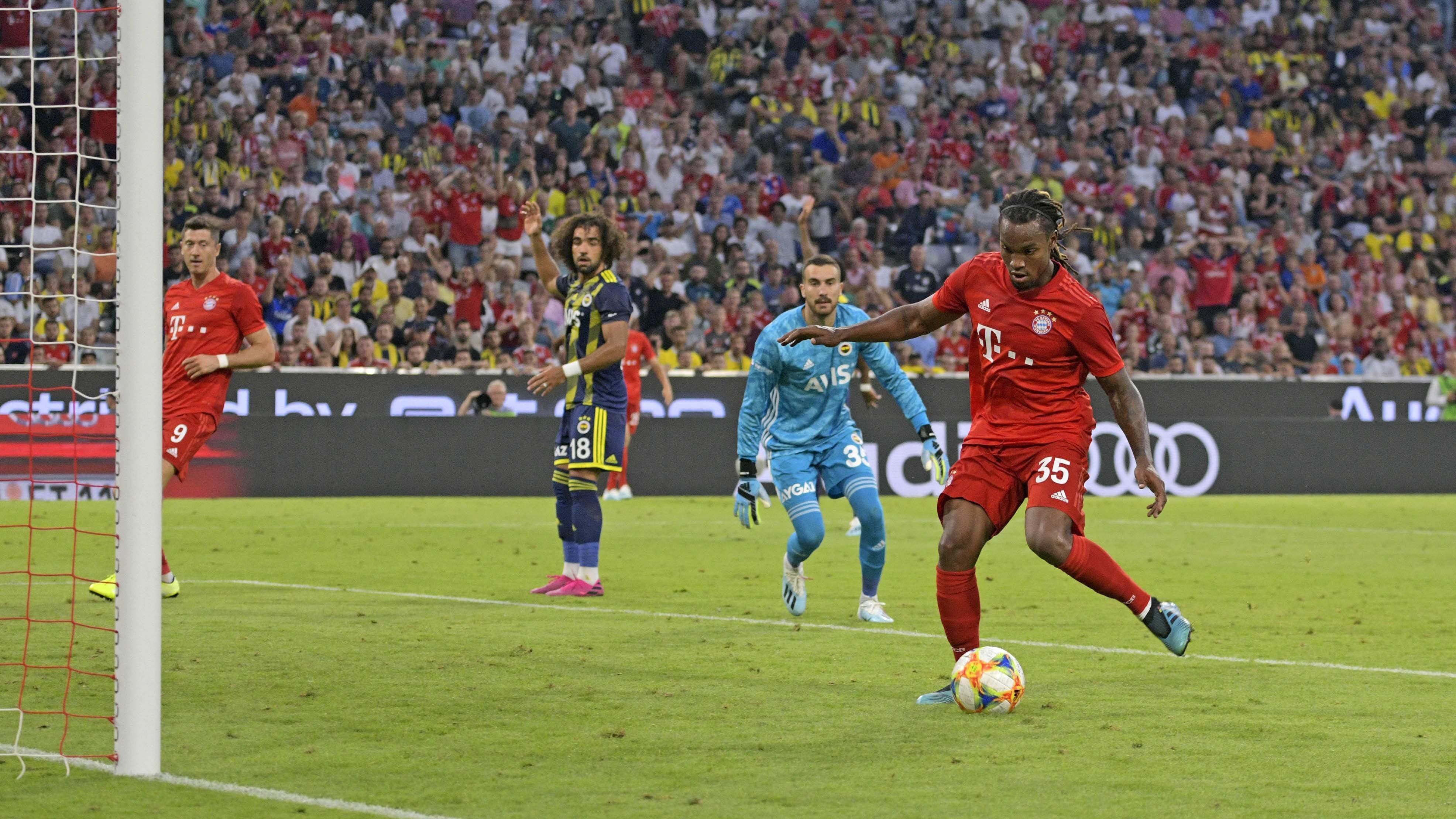 
                <strong>Renato Sanches</strong><br>
                Neben Müller der stärkste Bayern-Spieler! Ungemein laufstark, nicht nur vorne gefährlich, sondern auch hinten kompromisslos. Eröffnete den Torreigen nach einem tollen Thiago-Pass in die Gasse auf Lewandowski, der gegen den herausstürmenden Torhüter Harun querlegte, wo Sanches nur noch einschieben musste. Zudem ein toller Lupfer auf Lewandowski im Strafraum, der danach zum Elfmeter zum 5:0 führte. Machte nach 60 Minuten Platz für Martinez. ran-Note: 1
              