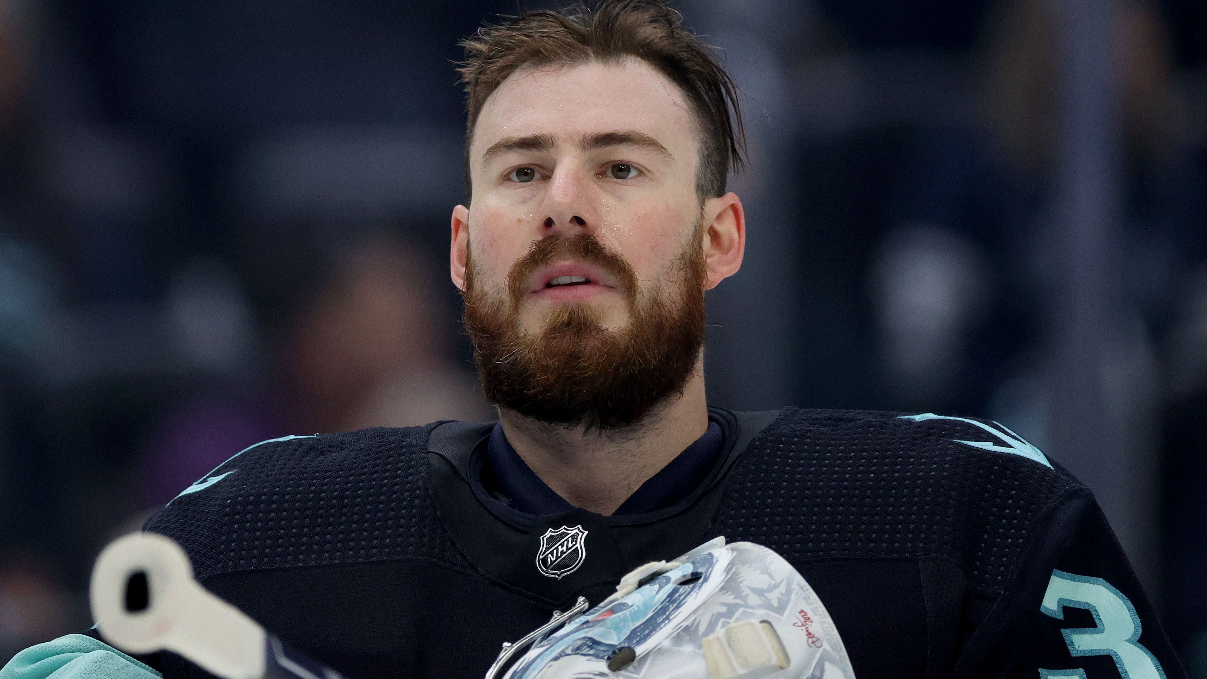 <strong>Philipp Grubauer (Seattle Kraken)<br></strong>In der vergangenen Spielzeit entwickelte sich Philipp Grubauer zum sicheren Starter. In den Playoffs warfen die Kraken den Titelverteidiger aus Colorado in Runde eins raus. In der zweiten Runde verloren sie nach sieben Spielen knapp gegen Dallas. Grubauer erhielt insgesamt vier der "Three Stars of the Match"-Auszeichnungen. Ein gutes Vorzeichen für die kommende Saison.