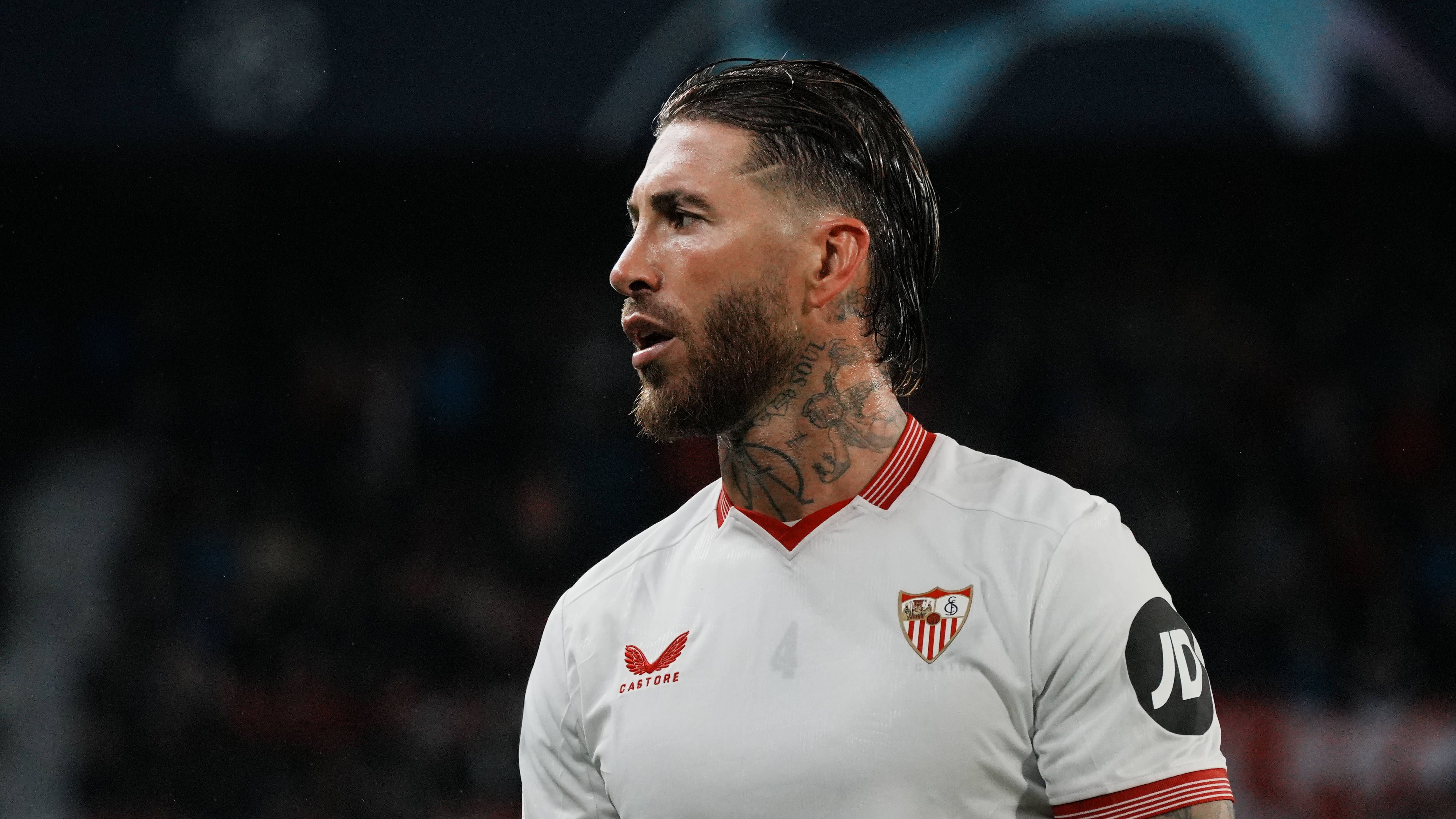 <strong>Innenverteidiger: Sergio Ramos</strong><br> Als Gallionsfigur der Königlichen prägte der andalusische Rammbock eine ganze Ära bei Real Madrid. Er steht aktuell beim FC Sevilla unter Vertrag und gilt mit seinen 37 Jahren immer noch als knallharter Verteidiger.