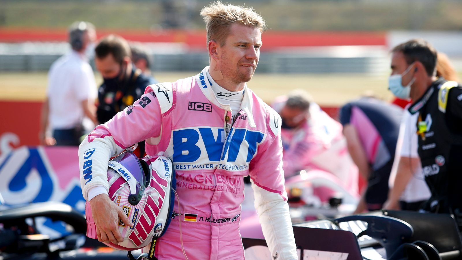 
                <strong>Nico Hülkenberg</strong><br>
                Aus deutscher Sicht wäre dies zwar die schönste Variante – aber auch die unwahrscheinlichste. Hülkenberg sagte vor zwei Wochen gegenüber "bild.de": "Es gibt keine Gespräche mit Alfa Romeo. Das wäre ja die letzte Option auf einen festen Sitz 2022 gewesen, nachdem alle anderen Cockpits vergeben sind." Dem 34-Jährigen sollen Anfragen anderer Rennserien vorliegen. Sollte es allerdings eine überraschende Wendung bei Alfa Romeo geben, wäre er sicherlich nicht abgeneigt.
              