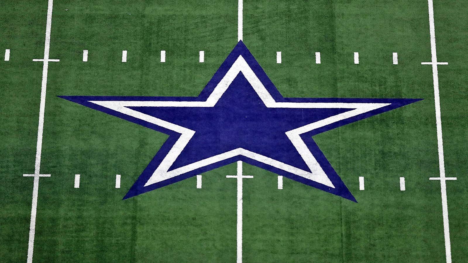 
                <strong>Dallas Cowboys</strong><br>
                Das Team der Dallas Cowboys ehren Spieler auf eine andere Weise, als deren Trikotnummern nicht mehr zu vergeben. Jeder Spieler erhält einen Ring, der an dessen persönliche Leistungen erinnern und nicht an ein Trikot geknüpft sein soll.
              