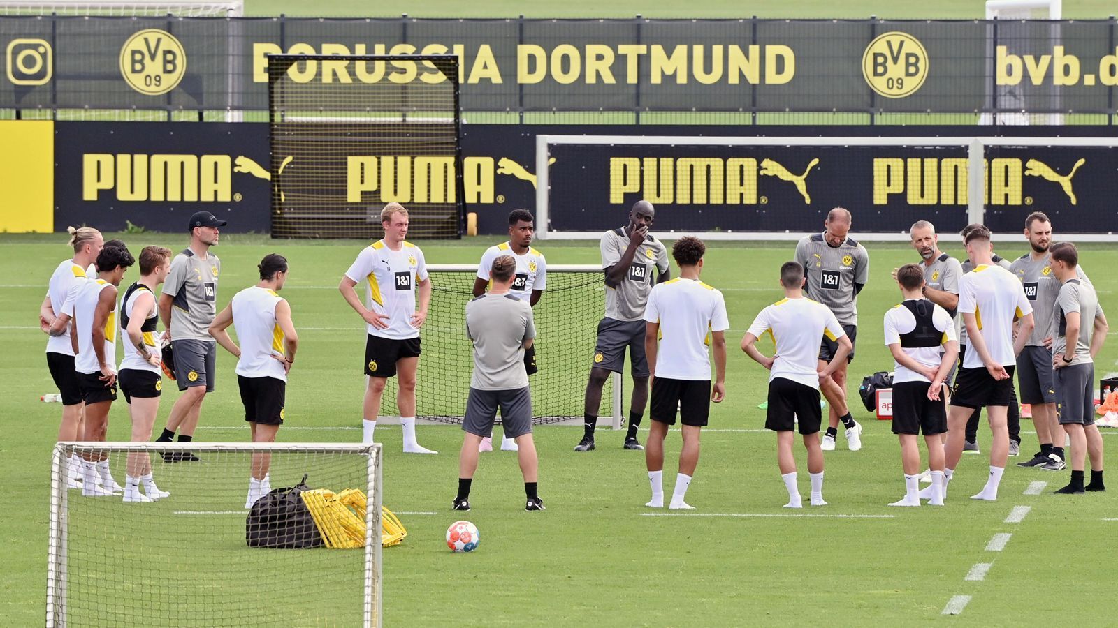 
                <strong>Ansprache vor deutlich reduziertem Kader</strong><br>
                Bevor es mit der ersten Rose-Einheit in Dortmund losging, gab es noch eine Ansprache des 44-Jährigen, der beim BVB einen Vertrag bis 2024 unterschrieben hat.
              