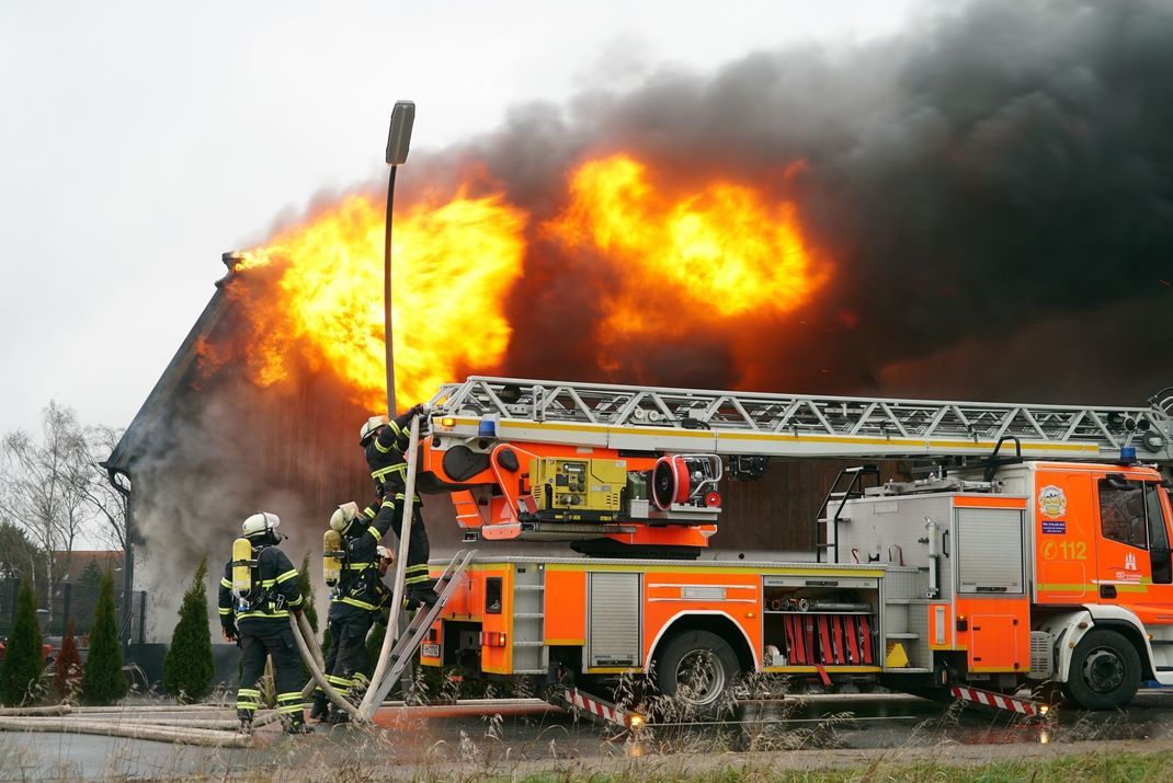 Bei einem Großbrand haben ein Haus und eine Scheune im Stadtteil Reitbrook Feuer gefangen.