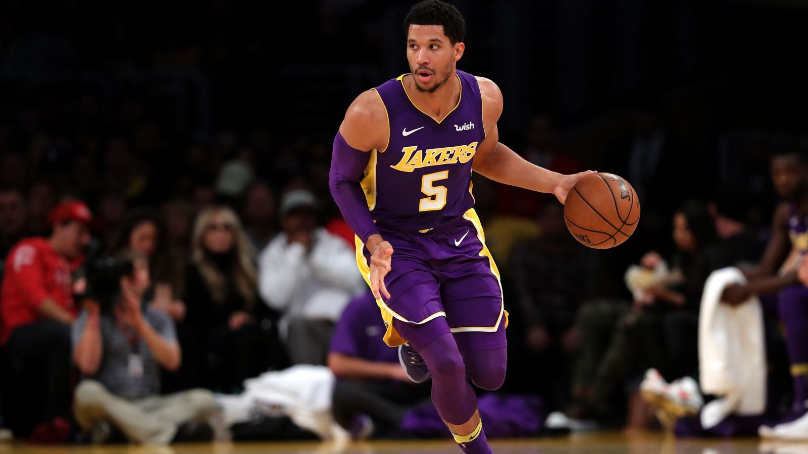 
                <strong>Josh Hart – Basketballer bei den Los Angeles Lakers</strong><br>
                Der 23-Jährige spielt gerne Fortnite und teilt dies mit der ganzen Welt. So zockt er regelmäßig mit bekannten Streamern und überträgt seine Partien selbst live auf Twitch. In einem Interview mit ESPN behauptete er sogar, dass er der beste Fortnite-Spieler der NBA ist.
              