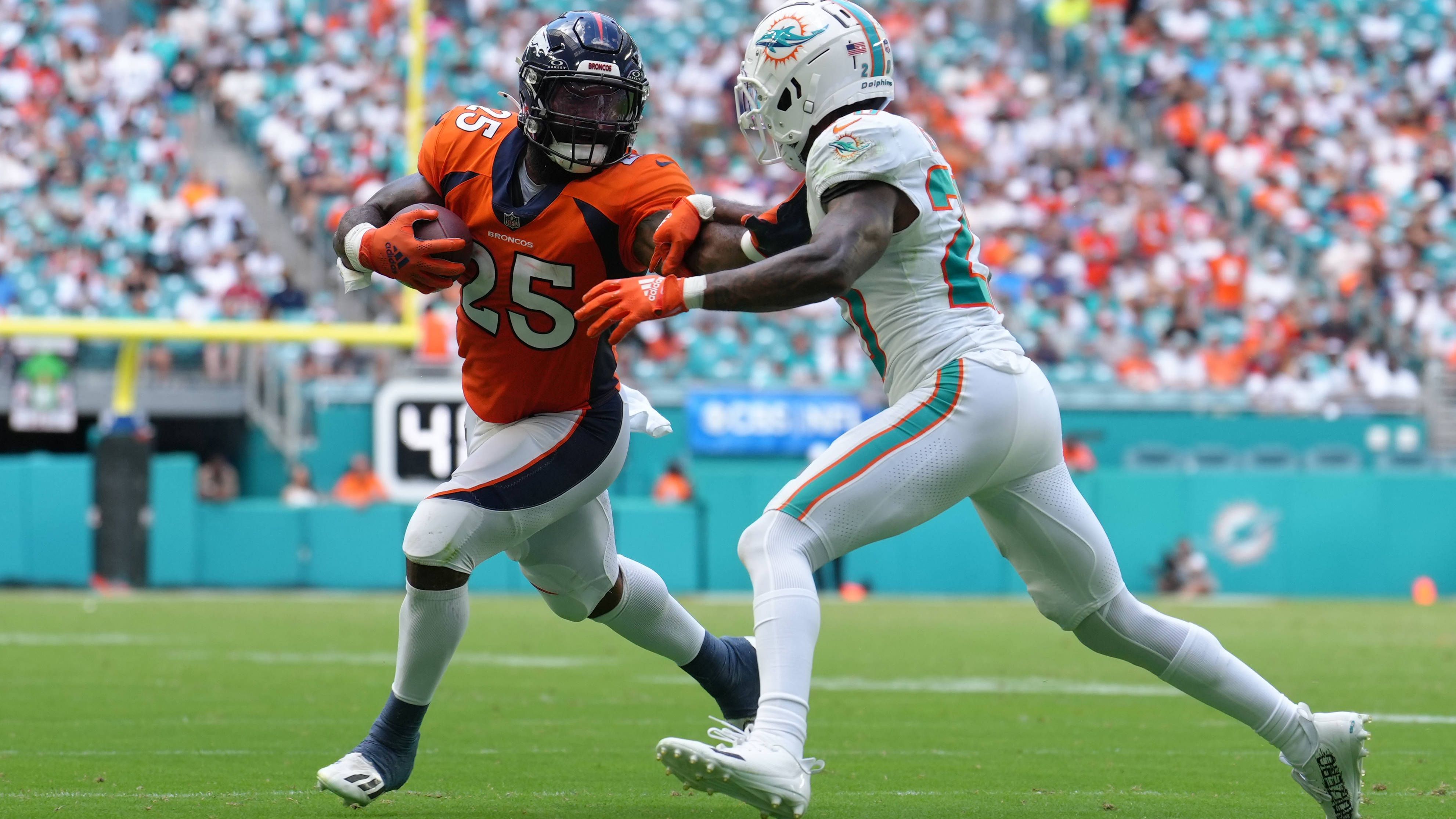 <strong>Miami Dolphins: Passverteidigung</strong><br>Was soll man an einem Team auszusetzen haben, das gerade 70 Punkte in einem NFL-Spiel erzielt hat? Die Defense der Dolphins ist weit davon entfernt, zu den schlechtesten Einheiten der Liga zu zählen, konnte bisher aber auch noch nicht vollends überzeugen. Insbesondere die Passverteidigung ist ausbaufähig - ein gewisser Jalen Ramsey könnte aber ab Dezember wieder auf dem Feld stehen.&nbsp;