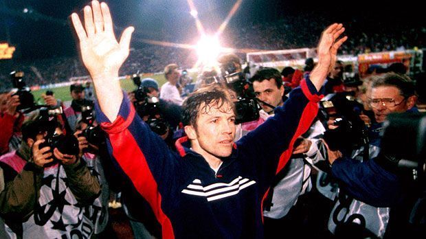 
                <strong>Lothar Matthäus (Bayern München)</strong><br>
                Lothar Matthäus (Bayern München): Auch der Rekordnationalspieler nimmt zwei Anläufe bei Bayern München. 1992 kehrt er als Weltmeister von Inter Mailand zurück und gewinnt in acht Jahren vier Meisterschaften, den DFB-Pokal und den mittlerweile zu Grabe getragenen UEFA Cup. Schon von 1984 bis 1988 trägt der gebürtige Erlanger das Bayern-Trikot.
              