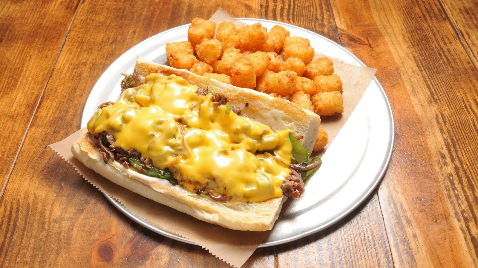 
                <strong>Das Philly Cheesesteak</strong><br>
                Es gilt als allgemeiner Konsens, dass geschmolzener Käse beinahe jedes Gericht aufwertet. So auch bei einem Sandwich mit Hackfleisch. Diese Idee entspringt aus Philadelphia und ist dementsprechend auch nach der Großstadt benannt. Wer auch immer dafür verantwortlich ist: Danke!
              