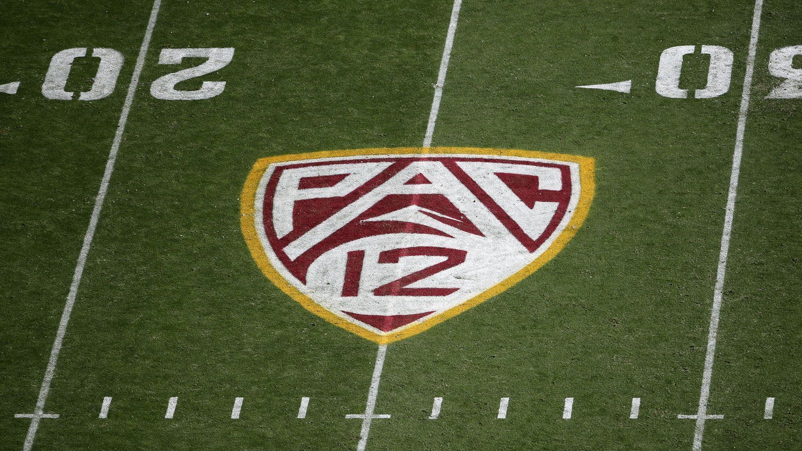 
                <strong>Keine Saison in der PAC-12</strong><br>
                Mit der PAC-12 erklärte bereits frühzeitig eine der fünf großen NCAA-Konferenzen, dass sie ihre Saison im Herbst 2020 nicht austragen wird. Dieser Entscheidung fallen einige große Namen im College-Football zum Opfer, darunter die USC Trojans und die Oregon Ducks. Auch die Big Ten-Konferenz spielte mit dem Gedanken ihre Saison abzusagen, verständigte sich aber letzten Endes auf eine Verschiebung in das kommende Frühjahr.
              