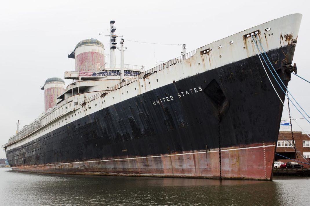 Die SS United States liegt im Hafen von Philadelphias Delaware River am Pier 83. Es gibt aber nur beschränkten Zutritt zum Pier. Wer keine spezielle Befugnis hat, kann das Schiff nur aus der Ferne betrachten.