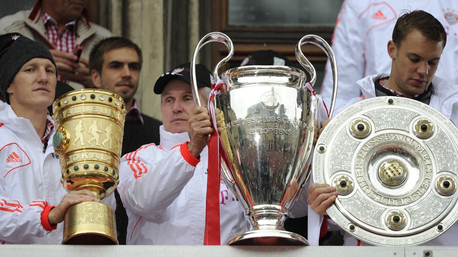 
                <strong>Triple-Sieger</strong><br>
                2013 gewinnt der Blondschopf das Triple mit dem FC Bayern. Insgesamt kommt er mit den Münchenern auf acht Meisterschaften, sieben Pokalsiege und den Erfolg in der Königsklasse.
              