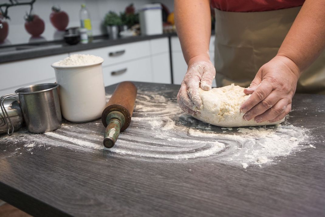 Laut Rezept wird der Teig zunächst zu einer Rolle geformt, dann muss er in den Kühlschrank.