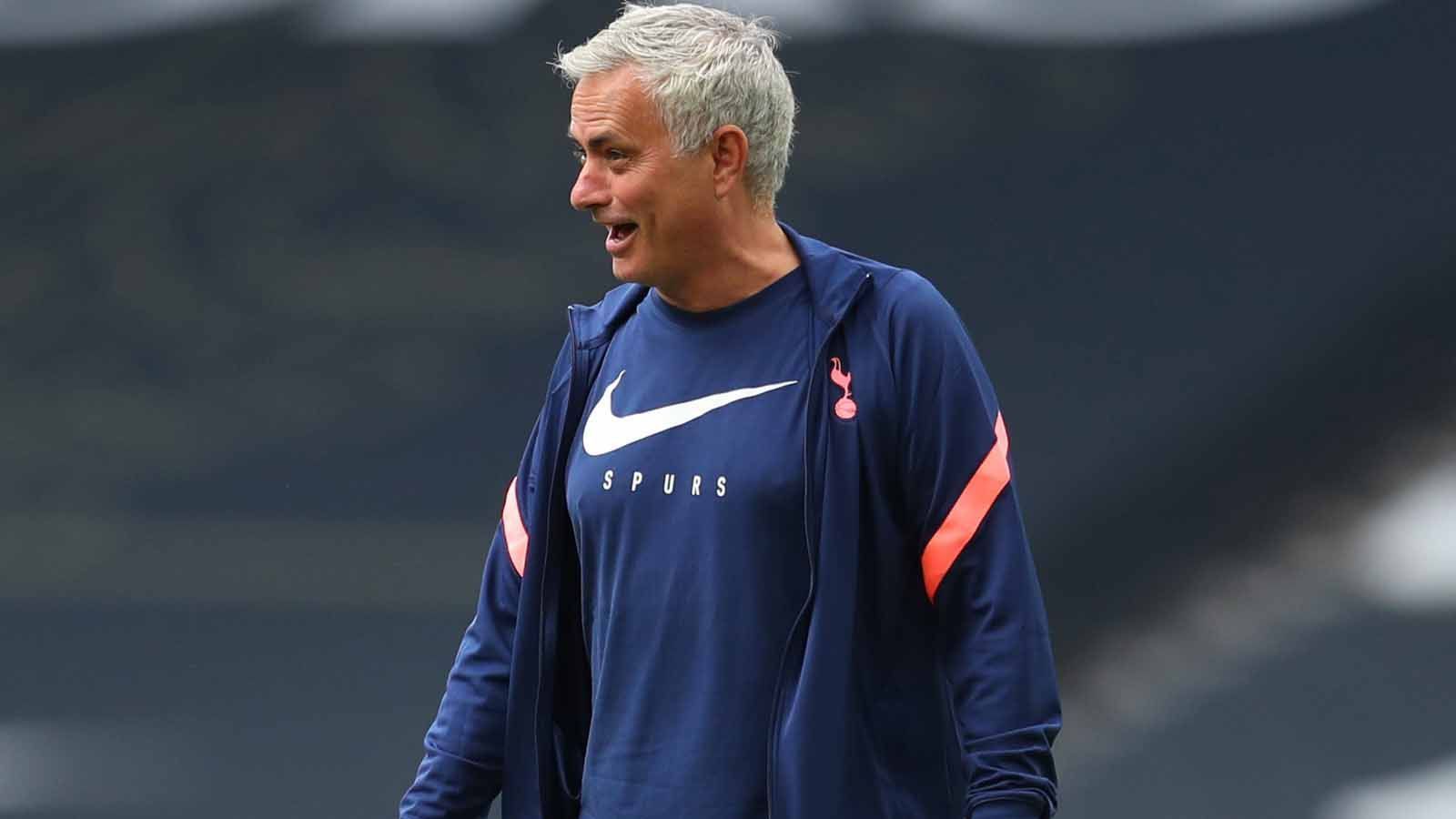 
                <strong>Tottenham Hotspur</strong><br>
                Trainer Jose Mourinho blickt seiner ersten vollen Saison bei Tottenham Hotspur entgegen. Letzte Saison landeten die "Spurs" auf Tabellenplatz 6. Der 33-jährige Innenverteidiger Jan Vertonghen, der seit Sommer 2012 für die Londoner spielt, ist der schwerwiegendste Abgang. Für Neuzugänge zahlte der Verein insgesamt rund 65 Millionen Euro. Das zentrale Mittelfeld wurde durch den ehemaligen Bayern-Spieler Pierre-Emile Höjbjerg verstärkt. Der zuletzt ausgeliehene Giovani Lo Celso ist zudem fest verpflichtet worden und kostete 40 Millionen Euro. Insgesamt ist das Mittelfeld stark aufgestellt und verfügt über viele unterschiedliche Spielertypen.
              