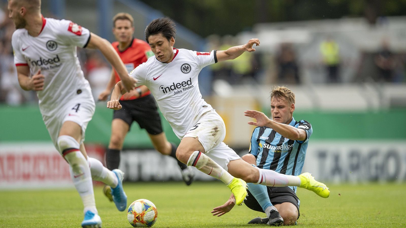 
                <strong>SV Waldhof Mannheim – Eintracht Frankfurt (Sonntag, 15:30 Uhr)</strong><br>
                Bereits vor zwei Jahren trafen Mannheim und Frankfurt, die eine Fan-Freundschaft verbindet, in der 1. Runde des DFB-Pokals aufeinander. Der Drittligist Mannheim lag bereits nach elf Minuten mit 2:0 und später mit 3:2 in Führung, ehe Ante Rebic in der Schlussphase das Spiel mit einem Hattrick drehte. Rebic ist allerdings nicht mehr in Frankfurt. Mannheim-Kapitän Marcel Seegert sagt: "Im besten Fall können wir Revanche nehmen."
              