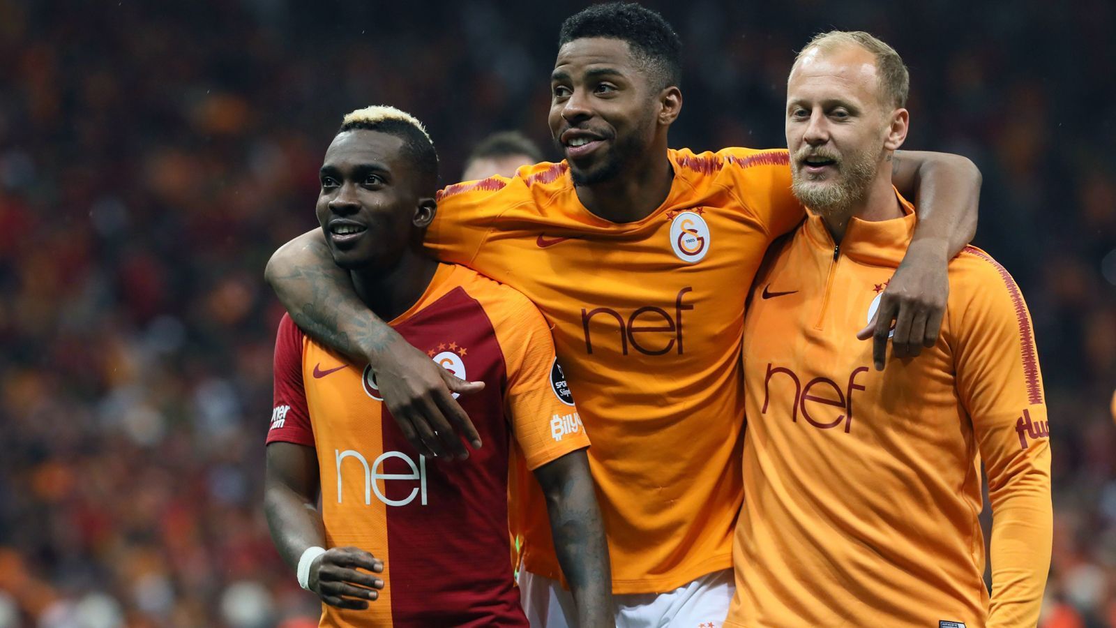 
                <strong>Süper Lig (Türkei): Galatasaray Istanbul</strong><br>
                Mit einem 2:1-Sieg im Derby gegen Istanbul Basaksehir sicherte sich Galatasaray am vorletzten Spieltag vorzeitig den Meistertitel in der türkischen Süper Lig. Leihspieler Henry Onyekuru erzielte in der 64. Minute den meisterschaftsentscheidenden Treffer zugunsten von "Gala". Kurz nach der Halbzeit sorgte zunächst der Algerier Sofiane Feghouli für den Ausgleich des nunmehrigen Meister, nachdem Riad Bajic die Gäste in der 17. Minute noch in Führung schoss. Mit dem 22. Meistertitel sicherte sich Galatasaray auch gleichzeitig das Ticket für die Champions-League-Gruppenphase und fixierte zudem das nationale Double. Erst kürzlich gewannen die Istanbuler durch einen 3:1-Sieg über Akhisarspor den türkischen Pokal.
              
