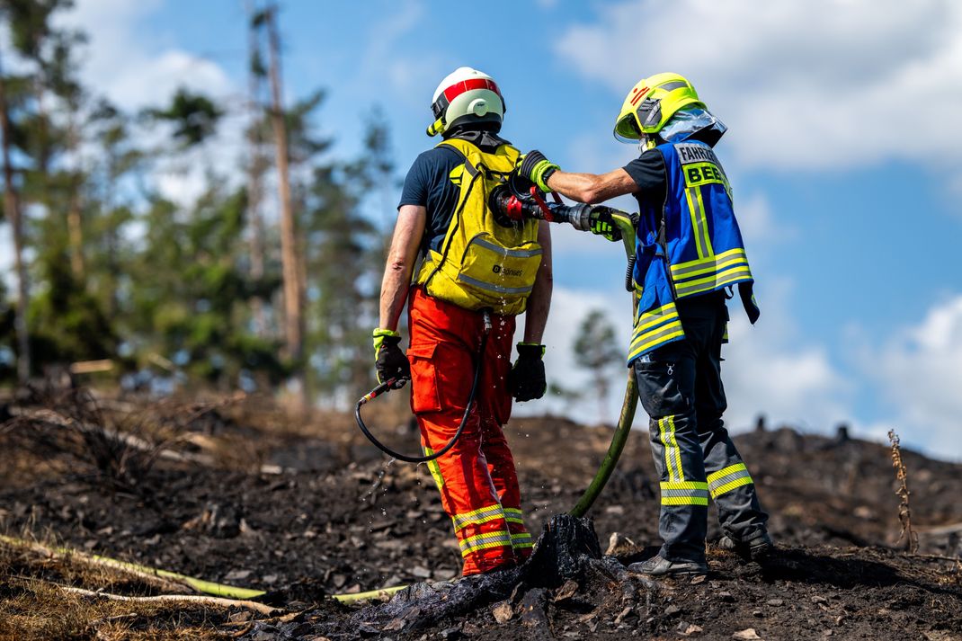 Die Einsatzkräfte stemmen sich nach Kräften gegen das Feuer.