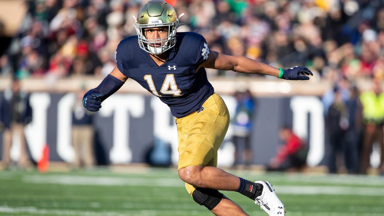 
                <strong>Kyle Hamilton (Safety, Notre Dame Fighting Irish)</strong><br>
                Und auch auf der Position des Safety scheint die kommende Draft-Class besser besetzt zu sein als die diesjährige. Zum Vergleich: 2021 ging kein Safety in der ersten Runde vom Board, mit Kyle Hamilton wird sich das 2022 mit hoher Wahrscheinlichkeit ändern. Er lieferte in den vergangenen beiden Jahren ab und viele Experten trauen ihm zu, unter den ersten fünf Picks zu landen.
              