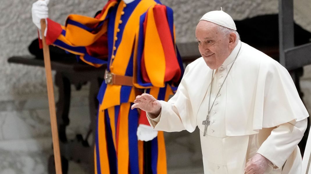 Überraschung aus dem Vatikan: Papst Franziskus hat den Weg für die Segnung homosexueller Paare geebnet.