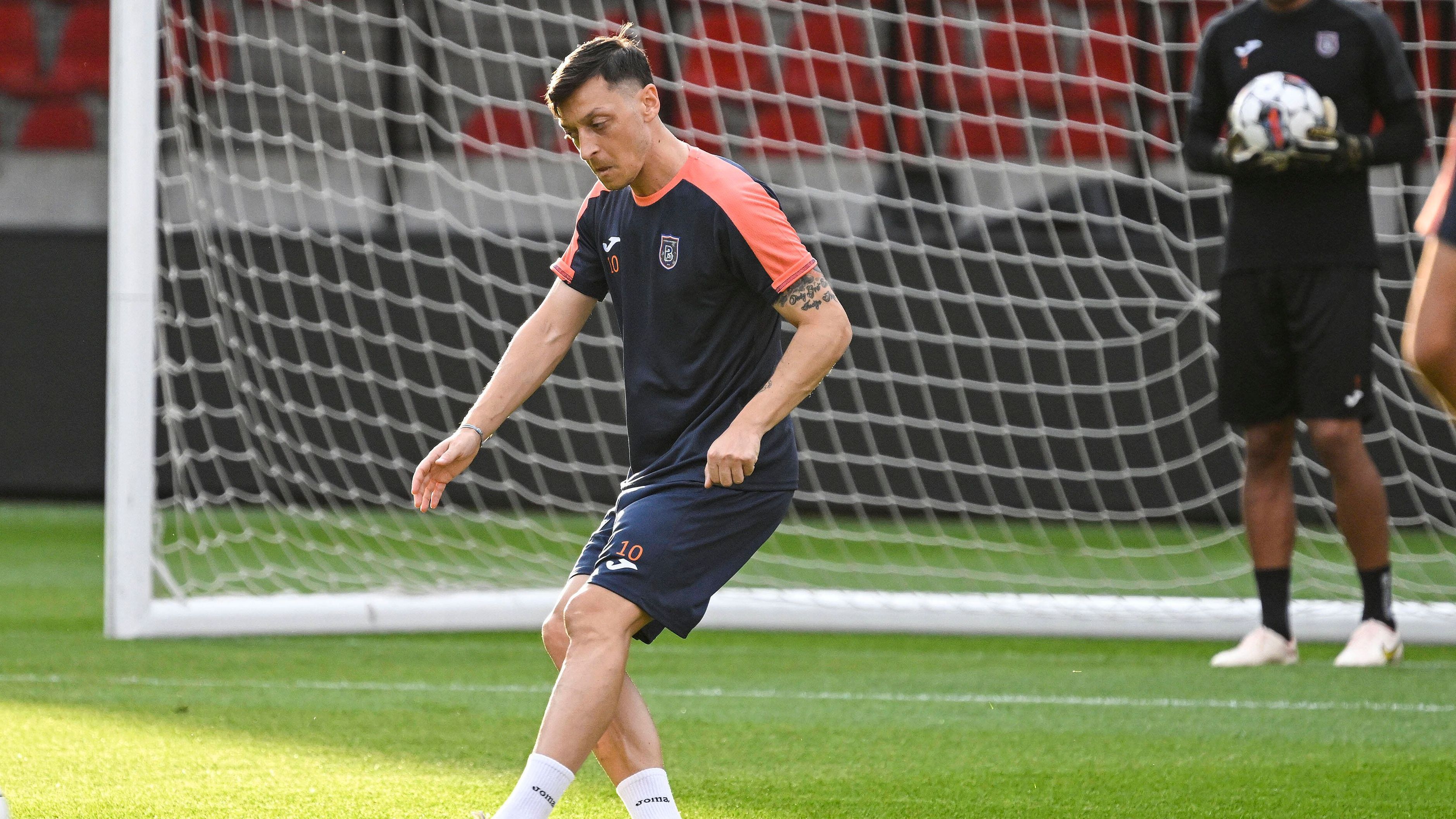 <strong>Deutschland: Mesut Özil</strong><br>Alter: 35<br>Position: Offensives Mittelfeld<br>Klubs: u.a. Werder Bremen, Real Madrid, FC Arsenal