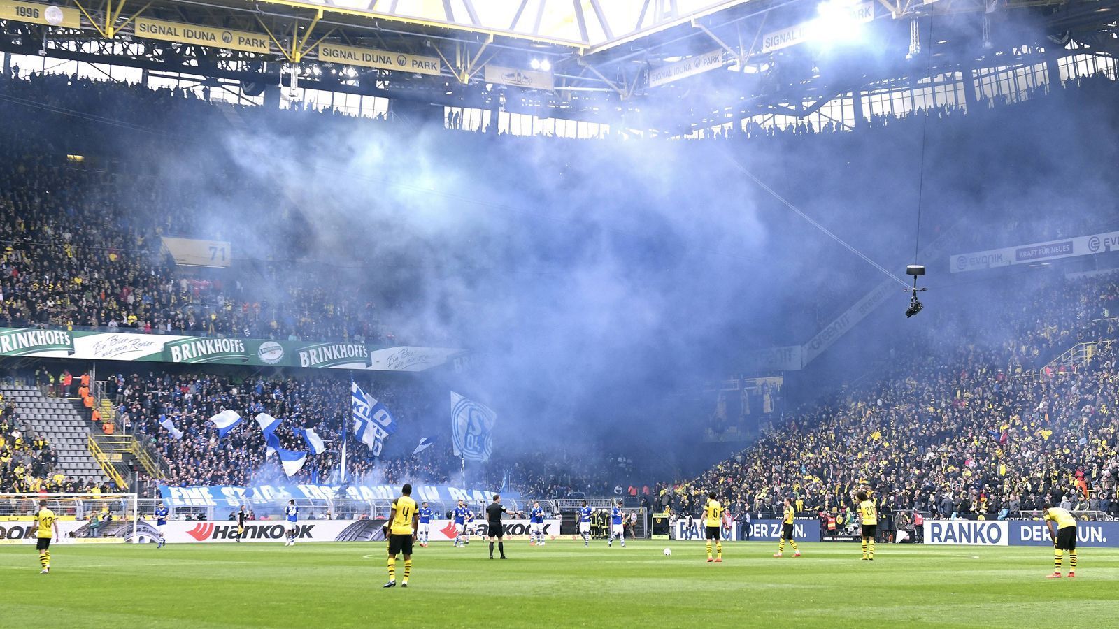 
                <strong>Platz 12: FC Schalke 04</strong><br>
                Geldstrafen in der Saison 18/19: 106.000 Euro
              