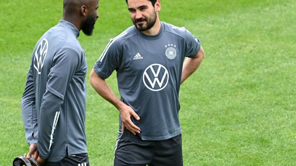 Portugals Dias hält Kontakt mit Ilkay Gündogan (r.)