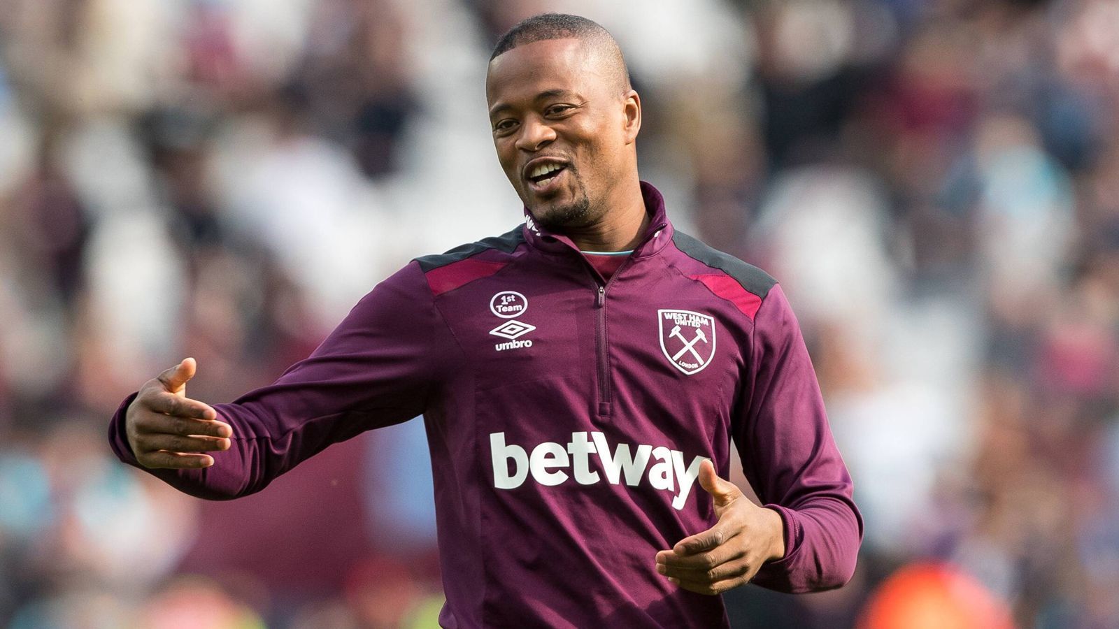 
                <strong>Patrice Evra (vereinslos)</strong><br>
                Patrice Evra hängt seine Fußballschuhe an den Nagel. Gegenüber der "Gazzetta dello Sport" erklärte der 38-Jährige seine Profilaufbahn mit sofortiger Wirkung für beendet. Seine größten Erfolge sammelte der 81-malige französische Nationalspieler bei Manchester United, mit denen er fünf Meisterschaften und ein Mal die Champions League gewann. Darüber hinaus holte er mit Juventus Turin drei Mal den Meistertitel und zwei Pokalsiege. Zuletzt stand der Linksverteidiger bis Sommer 2018 beim West Ham United unter Vertrag und war seitdem vereinslos. Seine eigene Zukunft sieht Evra auf der Trainerbank. So begann er bereits 2013 mit der Ausbildung für die B-Trainerlizenz.
              