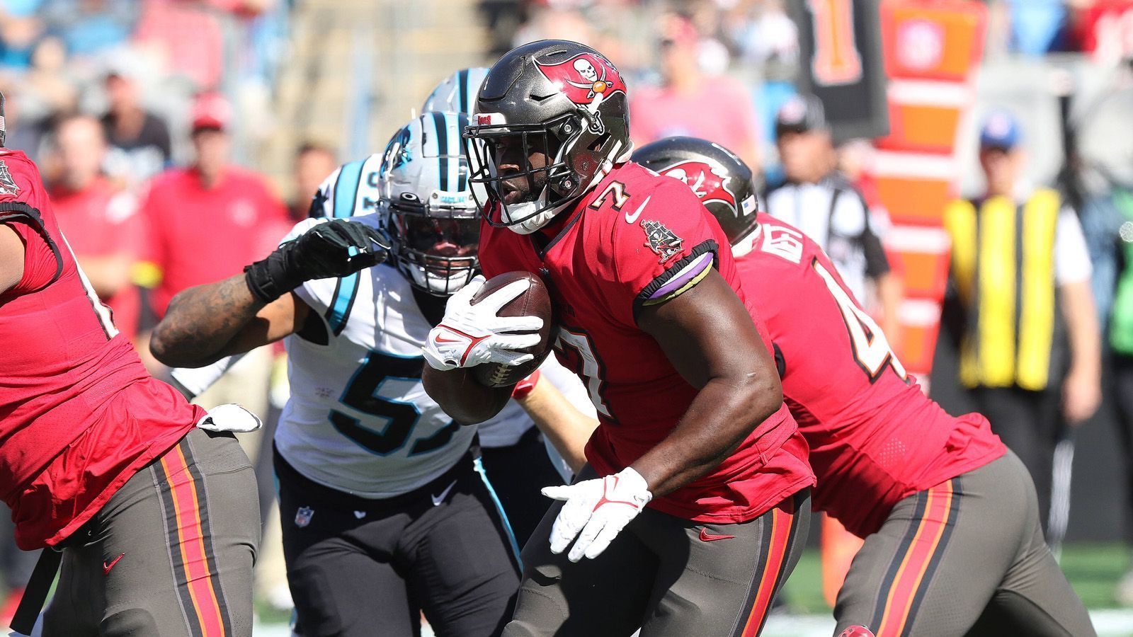 
                <strong>Leonard Fournette</strong><br>
                Zunächst das Positive: Leonard Fournette hat bei den Bucs die drittmeisten Yards und drei Touchdowns gefangen. Bei seiner Hauptaufgabe, dem Laufspiel, aber hapert es in dieser Saison. Im Vergleich zur Vorsaison erzielt er fast ein Yard weniger pro Carry (2021: 4,5 - 2022: 3,6), zudem hat er noch keinen Touchdown erlaufen. Gegen die Panthers hatte Fournette magere 19 Yards bei 8 Läufen in der Statistik stehen. Mit insgesamt 16 Läufen für 46 Yards war aber das gesamte Run Game der Bucs (mal wieder) zum Vergessen.
              