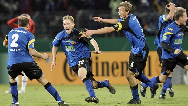 
                <strong>Michael Stahl</strong><br>
                Michael Stahl: Eigentlich will der Koblenzer (Mi.) den Ball im Pokalduell gegen Hertha BSC nur wegbolzen. Doch Stahl trifft das Leder aus 60 Metern dermaßen gut, dass es über Berlins Keeper Sejna hinweg ins Tor fliegt. Damit ist die Pokalsensation perfekt: Koblenz wirft die "Alte Dame" raus. Stahls Treffer wird obendrein zum Tor des Jahres 2010 gewählt.
              