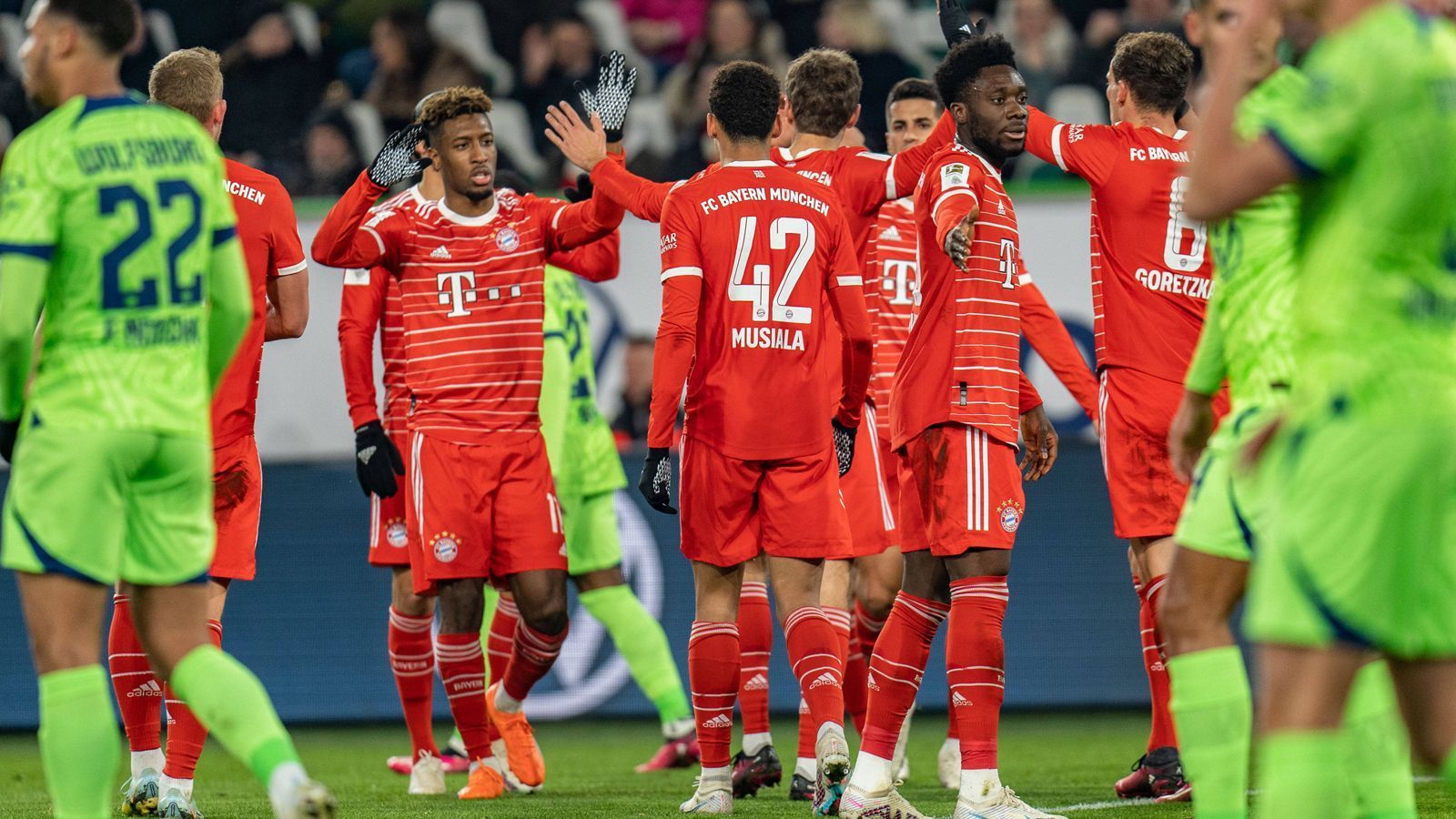 
                <strong>Einzelkritik: Bayern siegt dank Blitzstart in Wolfsburg - Musiala überragt</strong><br>
                Dank eines Blitzstarts mit drei Toren in den ersten 20 Minuten siegt der FC Bayern München am 19. Spieltag der Bundesliga mit 4:2 (3:1) beim VfL Wolfsburg. Auch eine Gelb-Rote Karte für Joshua Kimmich kann den Münchner Erfolg nicht mehr in Gefahr bringen. Nationalspieler Jamal Musiala glänzt nicht nur wegen seines Traumtores. ran zeigt die Noten der Bayern-Stars beim Auftritt in Wolfsburg. 
              