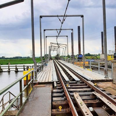 23. Juli 2024, Niedersachsen, Elsfleth: Die beschädigte Ersatzeisenbahnbrücke über der Hunte nach einer Kollision mit einem Tankmotorschiff